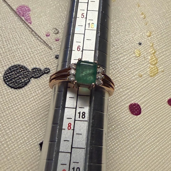 Elegant 10k rose gold emerald and diamond ring - Picture 4 of 10